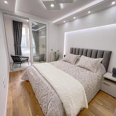 Fontana 1 Free Parking 투즐라